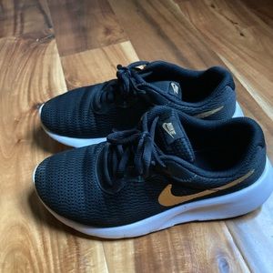 Girls Nike size 3. Only worn a few times before outgrew